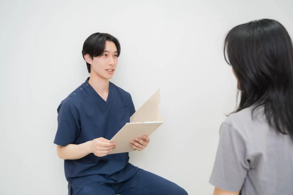 施術者がお客様のお話を伺う様子