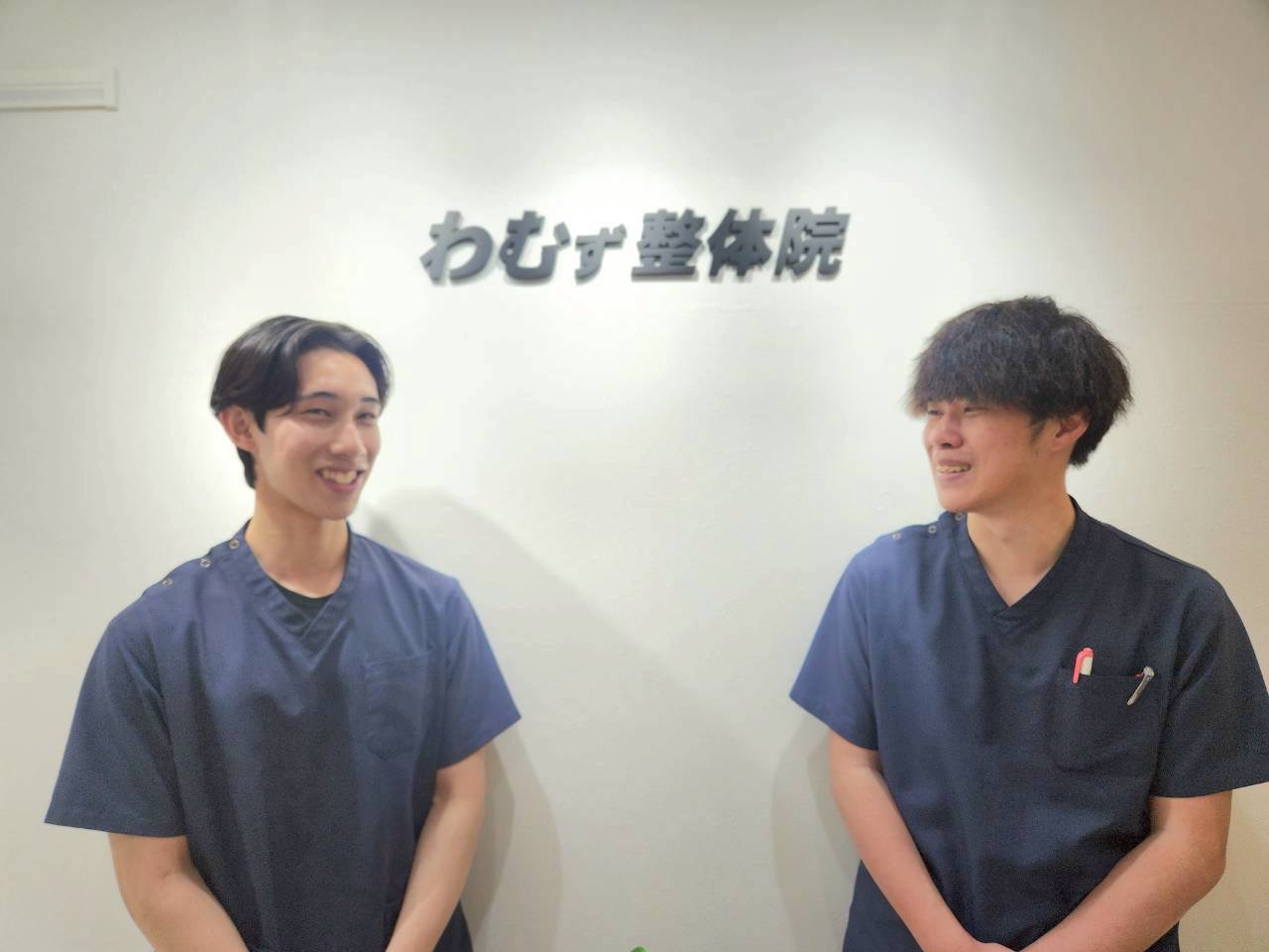 整体院で姿勢や肩まわりの状態を確認している様子